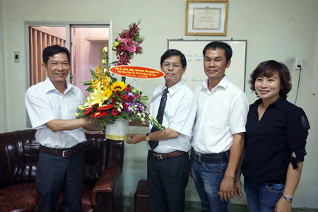Nguyễn Tấn Tuân (thứ 3 từ phải qua) tặng hoa chúc mừng Cơ quan thường trú Thông tấn xã Việt Nam tại Khánh Hòa.