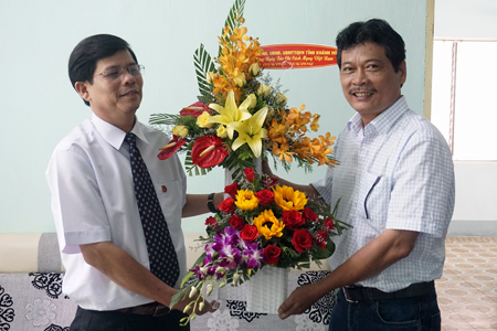 Nguyễn Tấn Tuân tặng hoa chúc mừng Văn phòng đại diện Báo Thanh Niên tại Nha Trang.