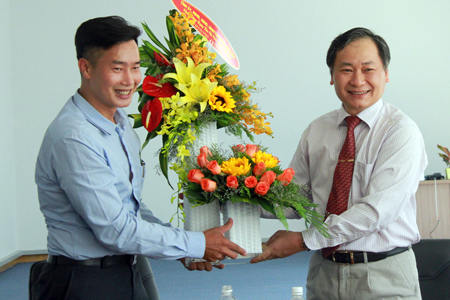 Nguyễn Đắc Tài tặng hoa cho đại diên Trung tâm sản xuất chương trình  Đài Truyền hình Việt Nam