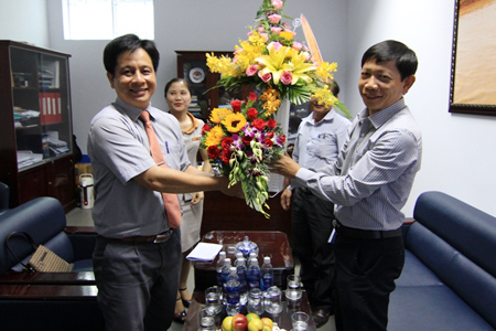 Ông Hồ Văn Mừng tặng hoa chúc mừng Văn phòng đại diện Báo Tuổi Trẻ tại Nha Trang