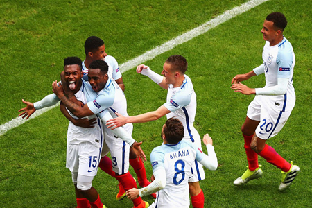 Daniel Sturridge và Jamie Vardy đã giúp đội tuyển Anh lật ngược thế cờ trước đội tuyển xứ Wales sau khi vào sân từ băng ghế dự bị.