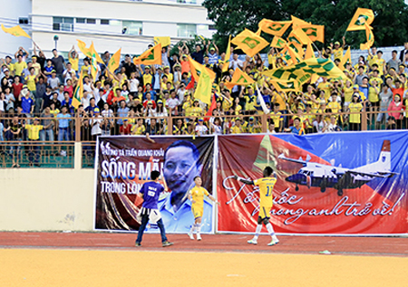 Đông đảo cổ động viên Sông Lam Nghệ An tiếp lửa cho đội bóng xứ Nghệ trên sân Nha Trang.