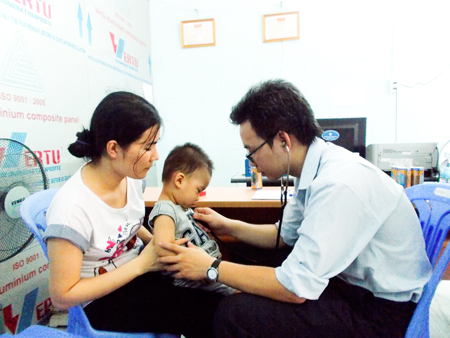 Trẻ em được khám sàng lọc tim tại điểm khám TP. Cam Ranh