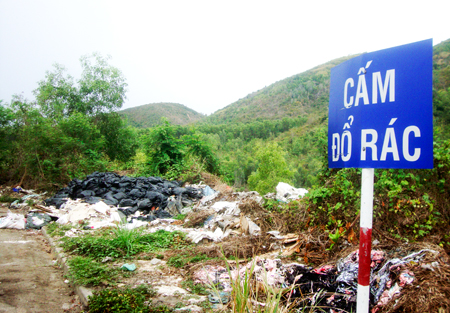 Cấm nhưng vẫn đổ rác