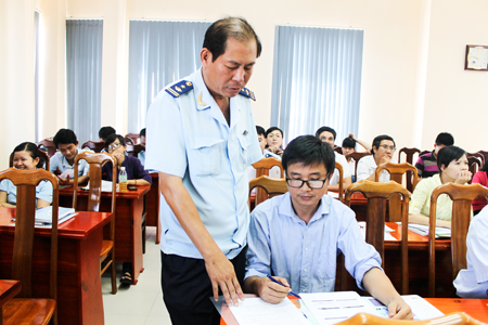Đại diện Cục Hải quan tỉnh hướng dẫn chính sách cho các doanh nghiệp
