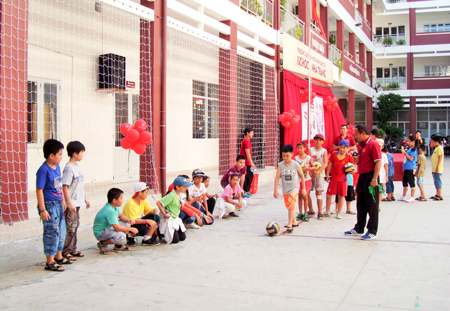 Học sinh tiểu học tham gia một hoạt động ngoại khóa