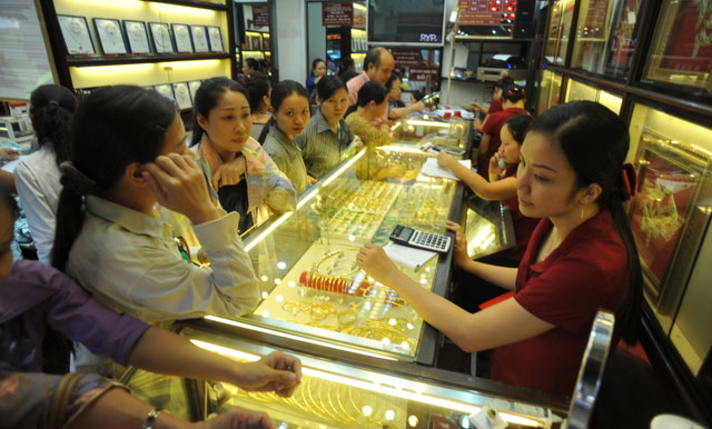 Tỷ giá xuống thấp nhất 1,5 tháng, vàng SJC biến động thất thường