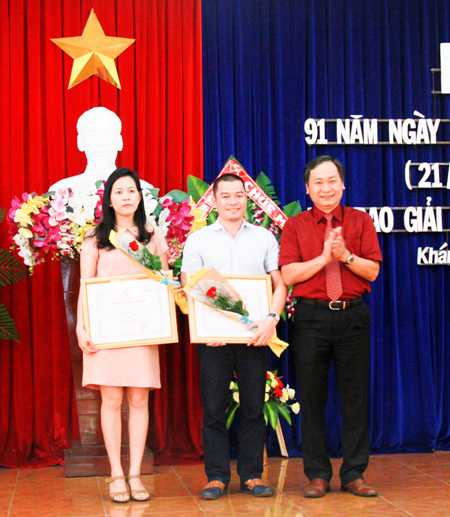 Đồng chí Nguyễn Đắc Tài trao giải nhất cho đại diện 2 nhóm tác giả đoạt giải
