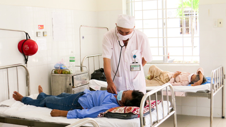 Bác sĩ Bệnh viện Lao và Bệnh phổi tỉnh đang điều trị bệnh cho bệnh nhân lao đa kháng thuốc