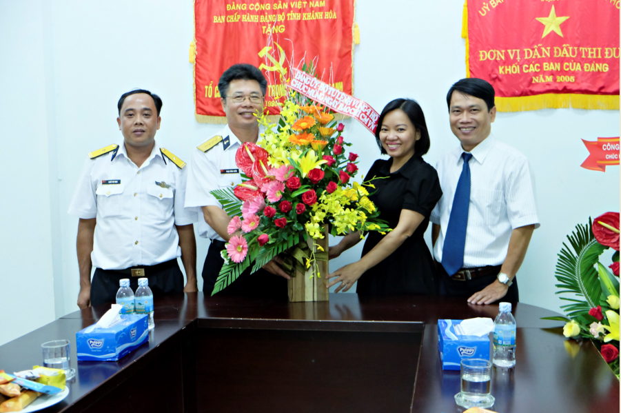 Lãnh đạo Vùng 4 Hải quân tặng hoa cho Báo Khánh Hoà