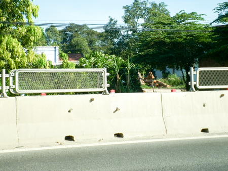 Người dân lại tháo gỡ tấm chống lóa