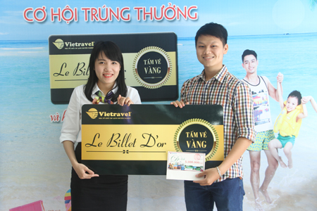 Đại diện Vietravel chi nhánh Nha Trang trao thưởng cho khách hàng.