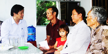 Đồng chí Trần Sơn Hải ân cần thăm hỏi gia đình em Nguyễn Thị Thúy Nga