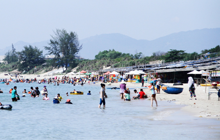 Du khách tắm biển ở Bãi Dài