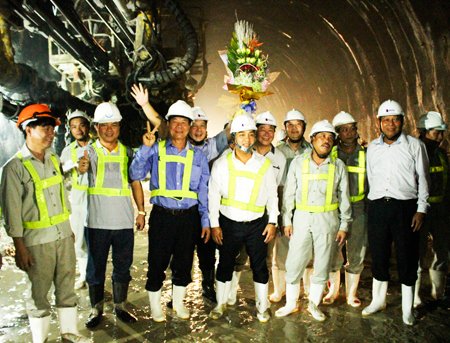 Lãnh đạo Công ty Cổ phần Đầu tư Đèo Cả và nhà thầu có mặt trong ngày thông hầm