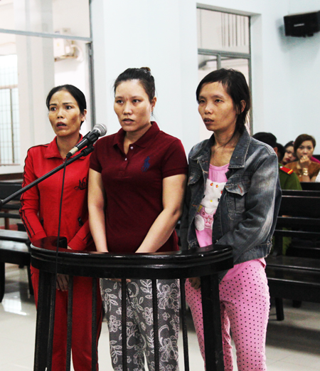 Từ trái qua, các bị cáo: Bé, Hà, Ngàn