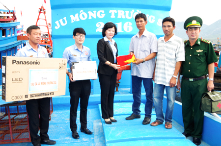 Tặng quà cho ngư dân vươn khơi bám biển