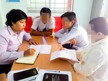 Tư vấn cho người nghiện ma túy tại điểm tư vấn, hỗ trợ, điều trị nghiện tại phường Phương Sơn