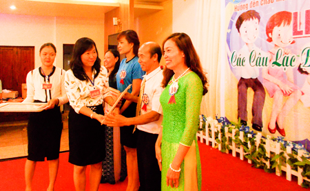 Bà Nguyễn Thị Khánh Hòa - Chủ tịch Hội Liên hiệp Phụ nữ TP. Nha Trang trao giải A cho đại diện các câu lạc bộ