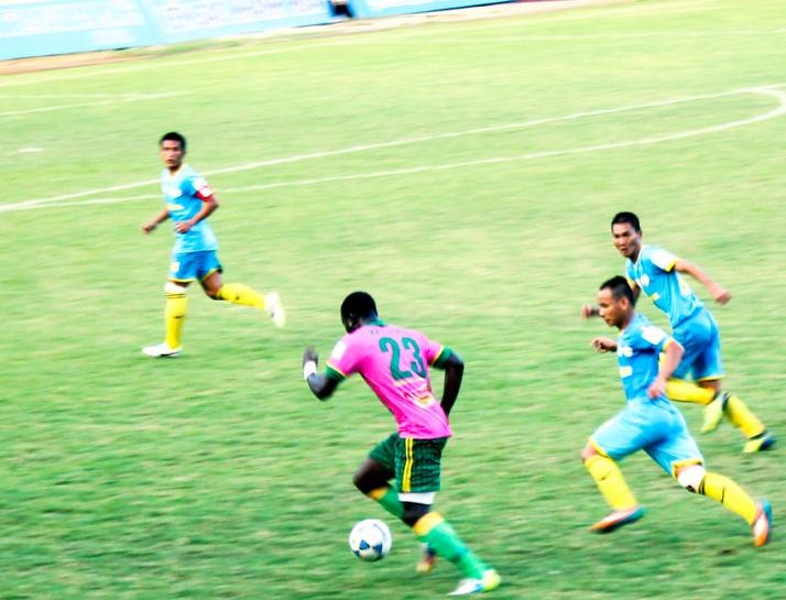 Các cầu thủ Sanna KH - BVN (xanh) không dễ vượt qua Đồng Tháp (hồng)