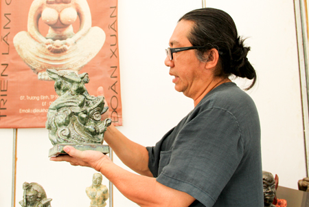 Nhà điêu khắc Đoàn Xuân Hùng với bức tượng Bà Triệu cưỡi trên đầu sóng dữ