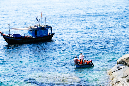 Một nhóm bạn trẻ ngồi bấp bênh trên thuyền thúng ở khu vực Mũi Đôi - Hòn Đầu