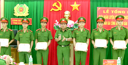 Lãnh đạo Cảnh sát phòng cháy và chữa cháy tỉnh trao thưởng cho các cá nhân