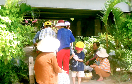 Hàng rong bít lối đi