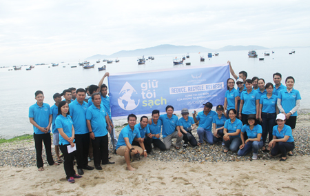 Khách sạn 4 sao Mường Thanh Grand Nha Trang dọn vệ sinh bờ biển