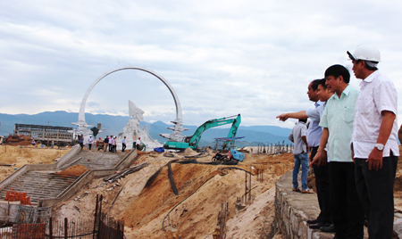 Ông Bùi Văn Cường (thứ 2 từ phải qua) cùng đoàn công tác kiểm tra tiến độ thi công dự án Khu tưởng niệm chiến sĩ Gạc Ma.