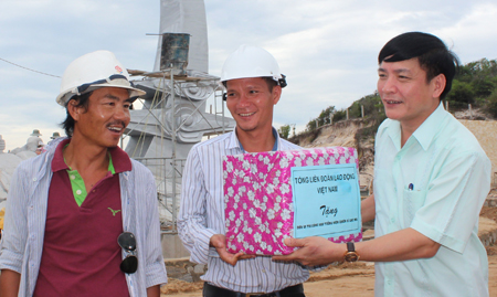 Ông Bùi Văn Cường tặng quà cho đại diện các đơn vị thi công dự án.