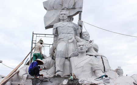 Công nhân đang hoàn thiện cụm tượng đài chiến sĩ Gạc Ma.