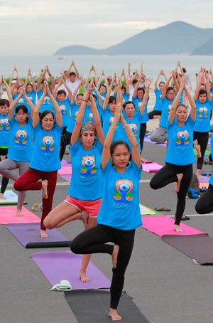 Các vận động viên thực hiện động tác gối.