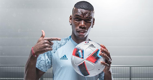 Paul Pogba và trái bóng Fracas.