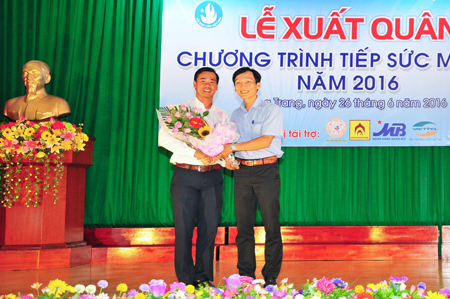 Ban tổ chức tặng hoa tri ân các đơn vị tài trợ.