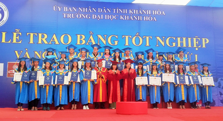 Trao bằng tốt nghiệp cho 756 sinh viên