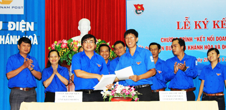 Đoàn cơ sở Khatoco và Bưu điện tỉnh ký cam kết