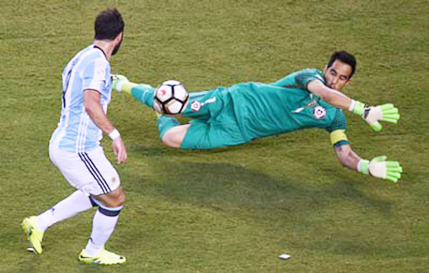 Pha bỏ lỡ của Higuain.