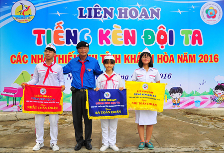 Ban tổ chức trao giải cho các đội.