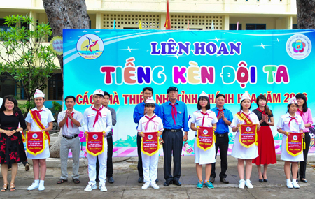 Ban tổ chức tặng cờ lưu niệm cho các đội thi.