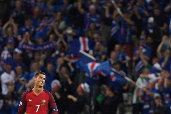 Cristiano Ronaldo luôn biết tươi cười vượt qua nghịch cảnh.