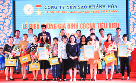 Tặng thưởng cho các gia đình tiêu biểu