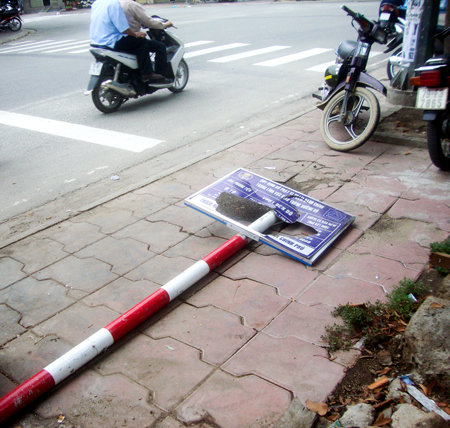 Cần lắp đặt lại biển quy định