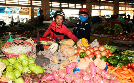 Khách đang chọn hàng tại chợ