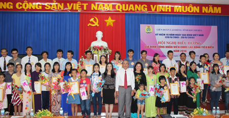 Những gia đình công nhân,viên chức, lao động tiêu biểu được Liên đoàn Lao động tỉnh biểu dương.