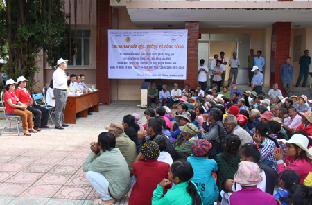 Trao 200 suất quà cho người dân thị trấn Tô Hạp