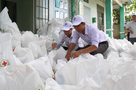 Các thành viên đoàn từ thiện chuẩn bị 