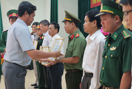 Ông Lê Thanh Quang trao bằng khen cho các tập thể.