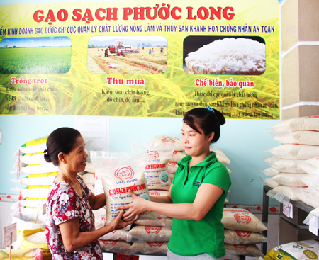  Khách hàng mua sản phẩm gạo an toàn tại cửa hàng gạo Phước Long