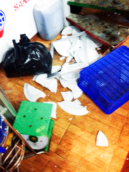 Nhiều đồ đạc tại quán nhậu Lemo bị côn đồ đập phá